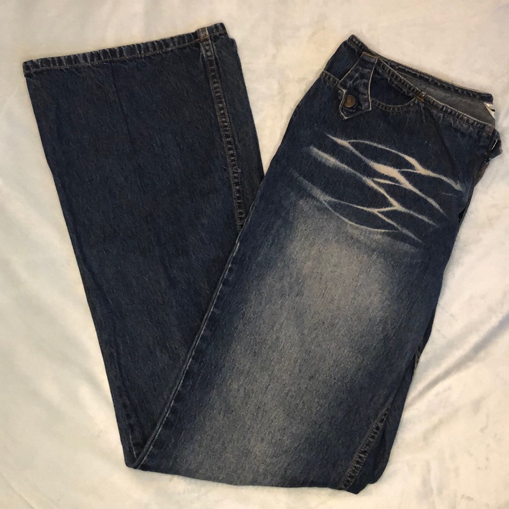 Low-rise flare jean